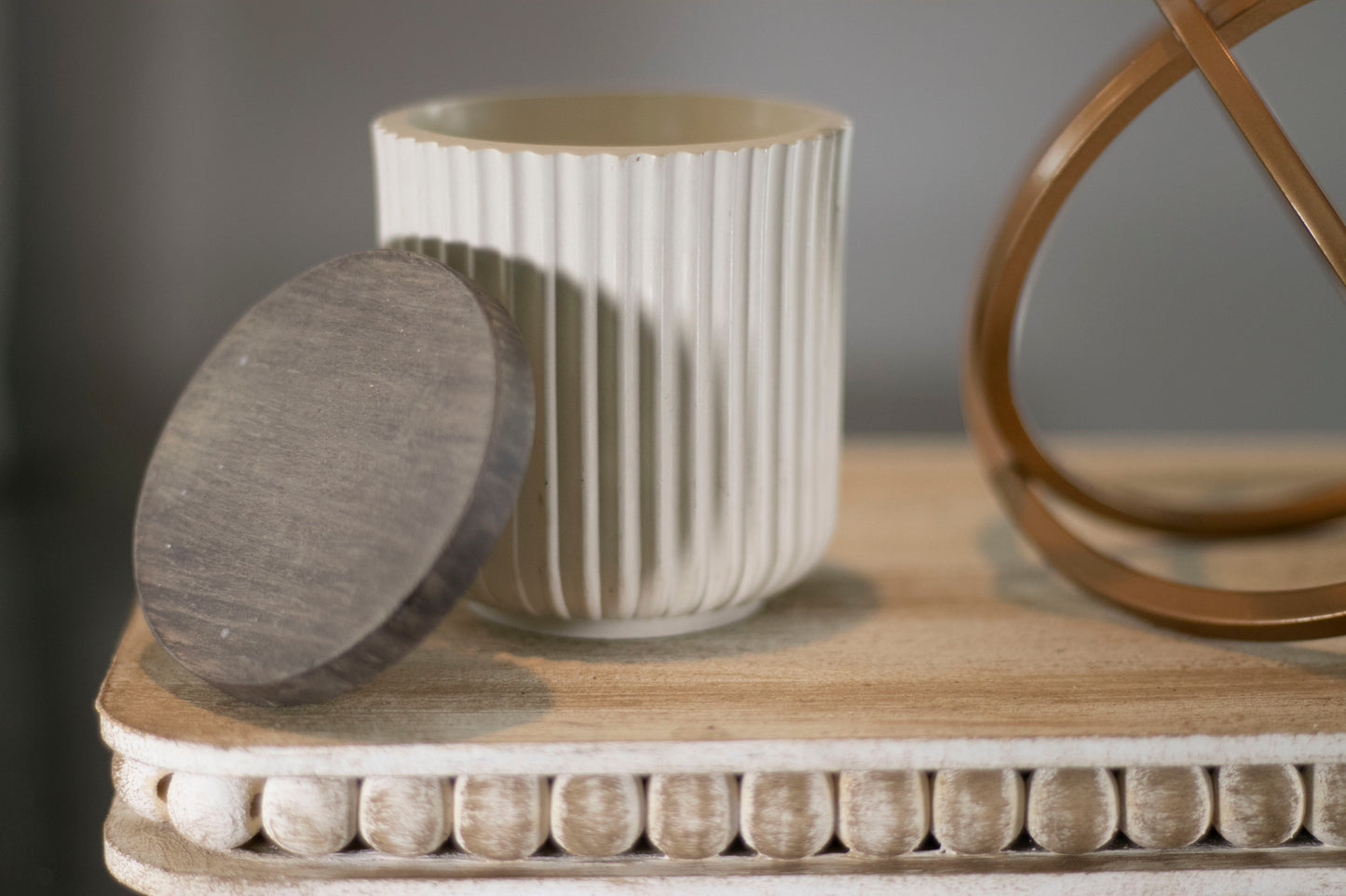 One wick Small Tulip with Stripes faux wooden lid Candle - Clean Cotton Scent