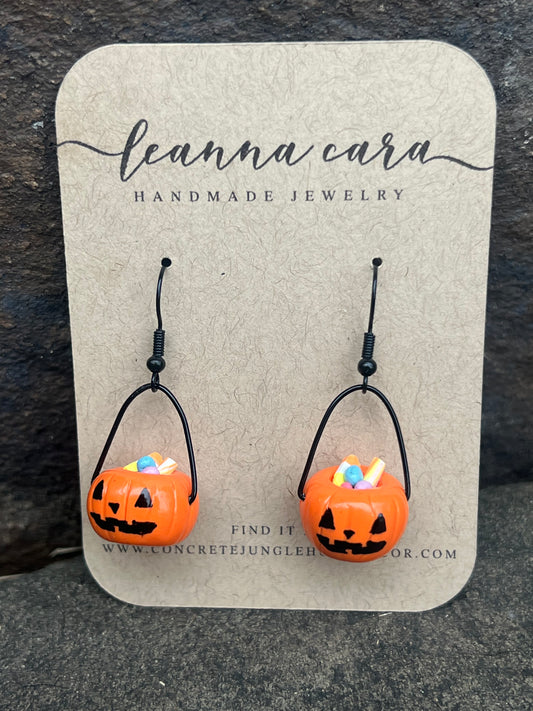 Handmade Polymer clay - Pumpkin Bucket earrings