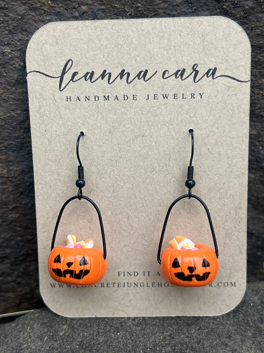 Handmade Polymer clay - Pumpkin Bucket earrings
