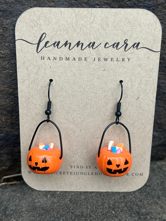Handmade Polymer clay - Pumpkin Bucket earrings